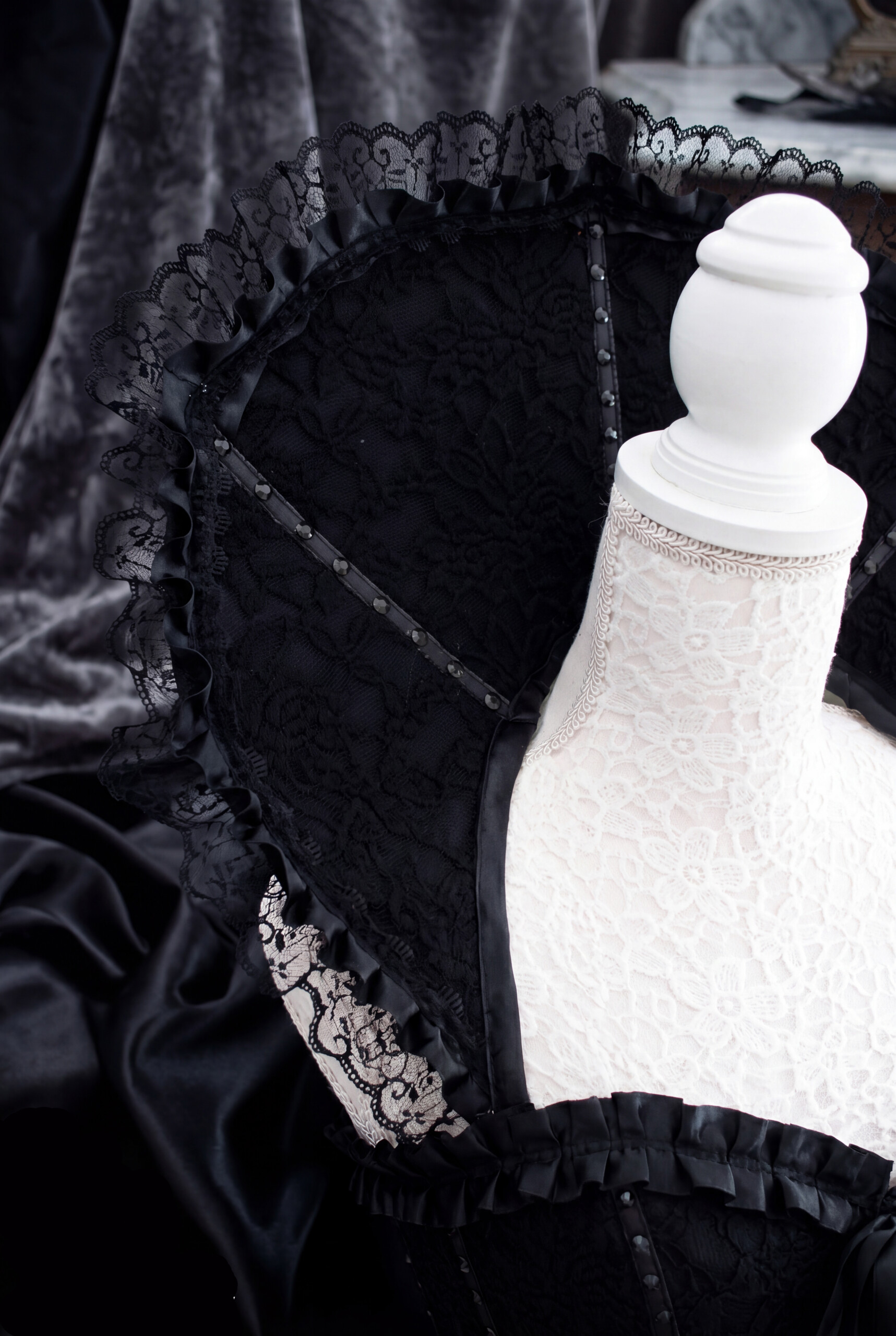 Haute vampire gothic lace stand up collar - Image 3