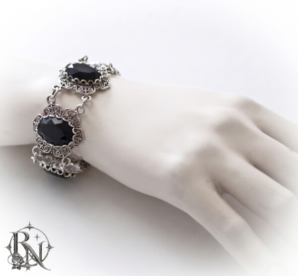 Silver bracelet with get black gems