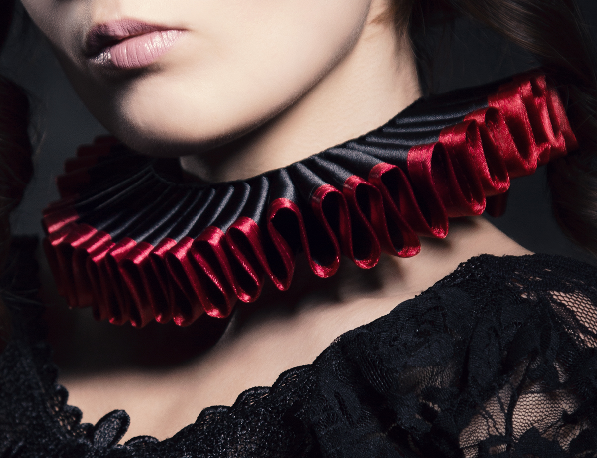 Black elizabethan collar with burgundy details - Image 2