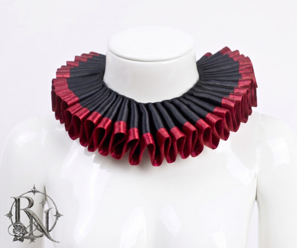 Black elizabethan collar with burgundy details