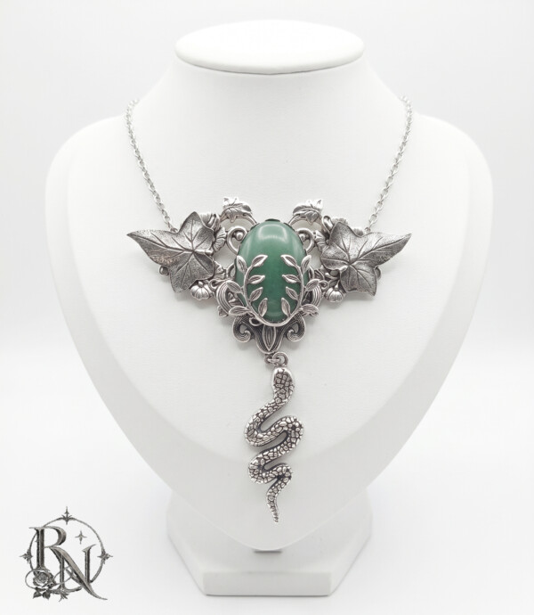 Poisonous Ivy gothic witch necklace-