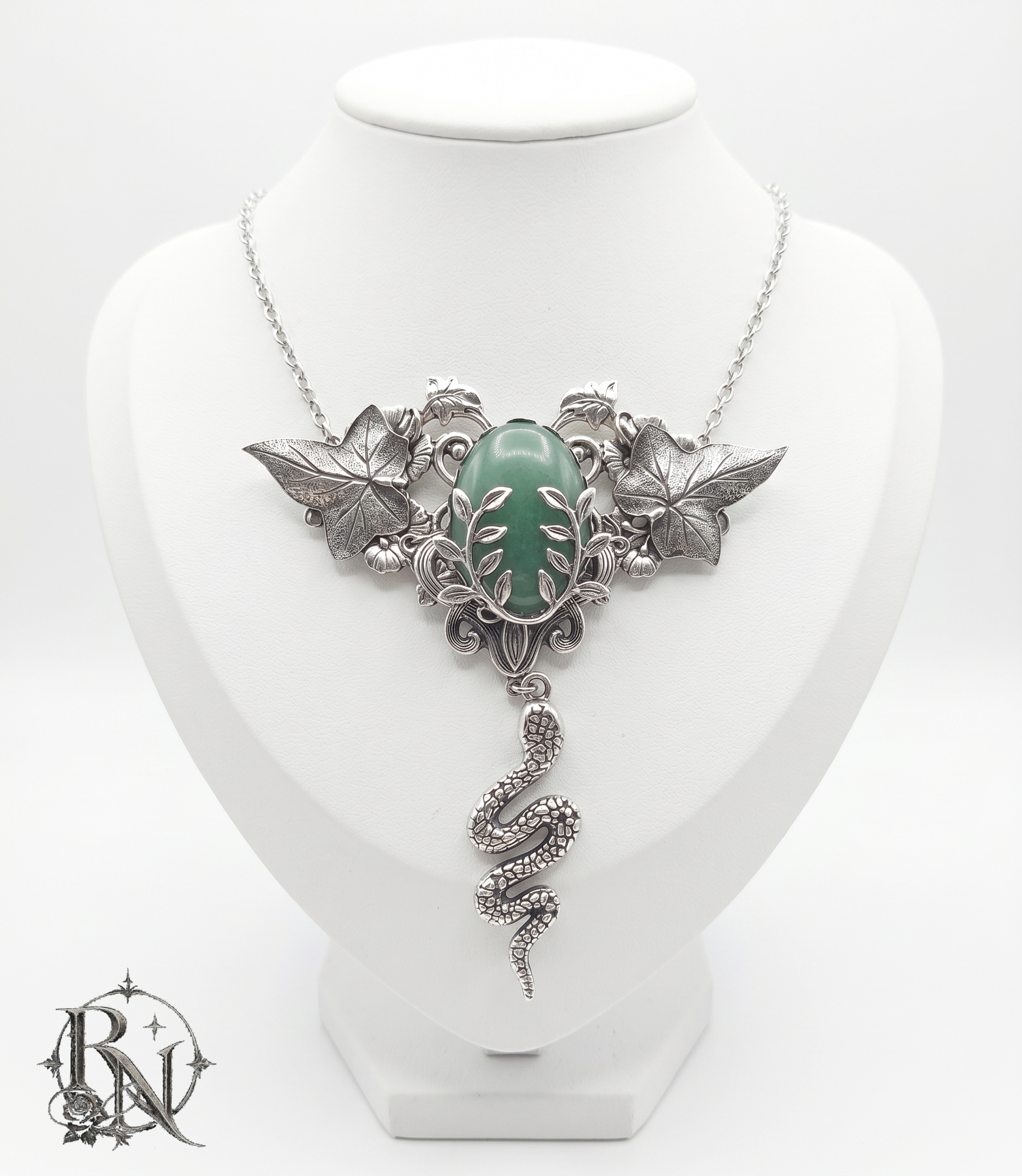 Poisonous Ivy gothic witch necklace-